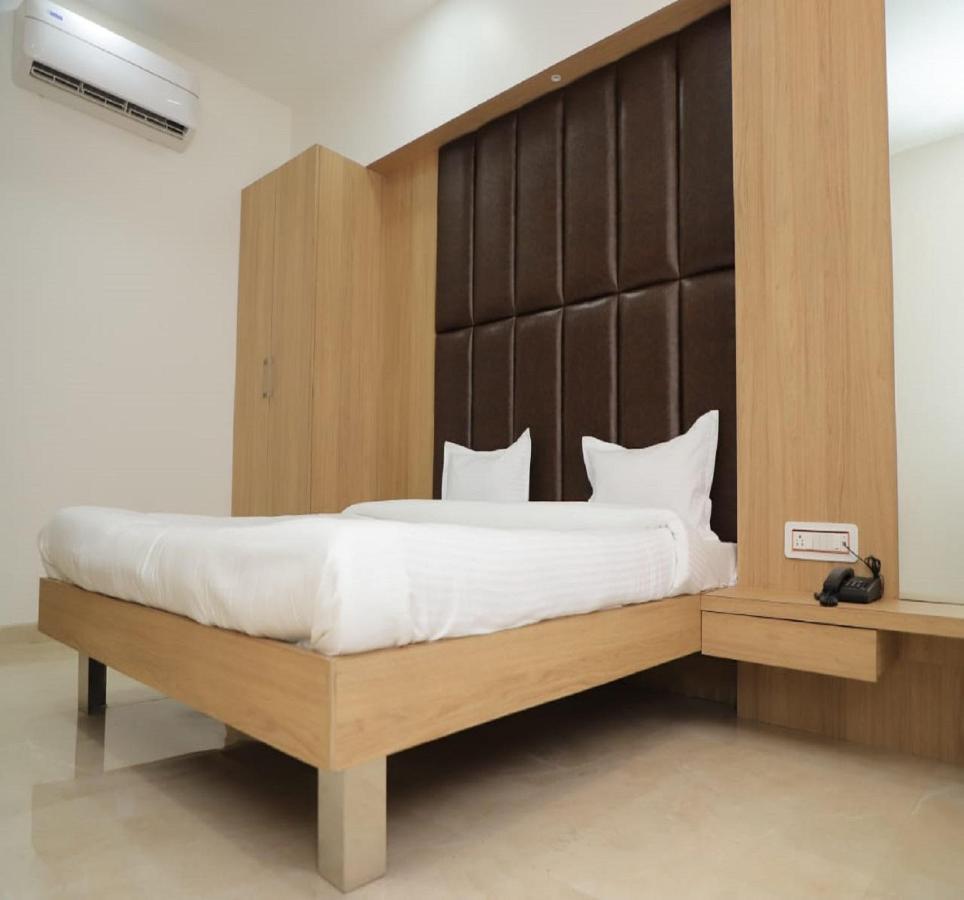 Hotel Dwarka Palace Ahmednagar Dış mekan fotoğraf