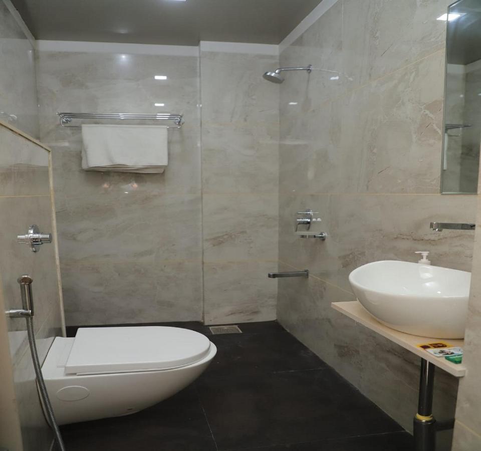 Hotel Dwarka Palace Ahmednagar Dış mekan fotoğraf