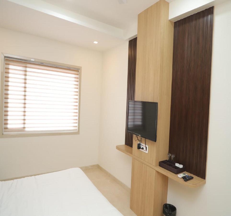 Hotel Dwarka Palace Ahmednagar Dış mekan fotoğraf