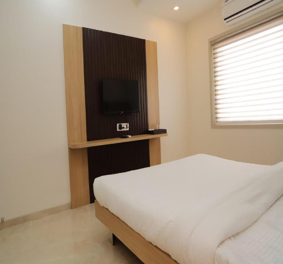 Hotel Dwarka Palace Ahmednagar Dış mekan fotoğraf