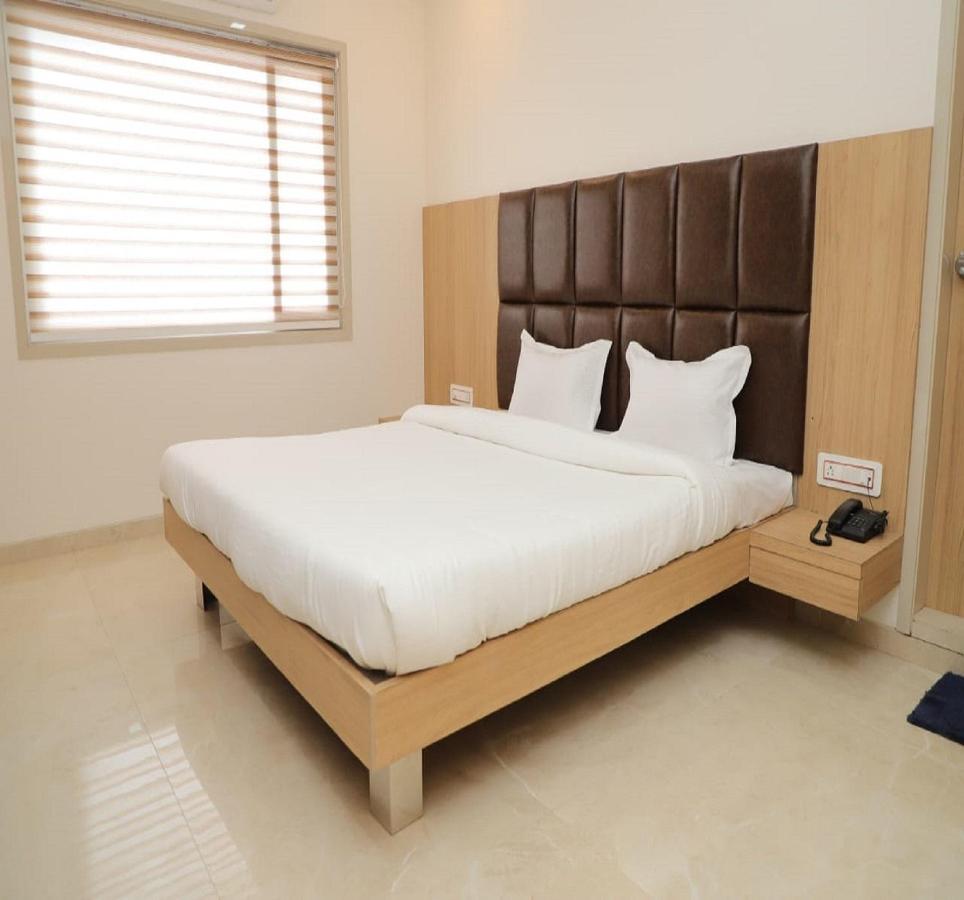 Hotel Dwarka Palace Ahmednagar Dış mekan fotoğraf